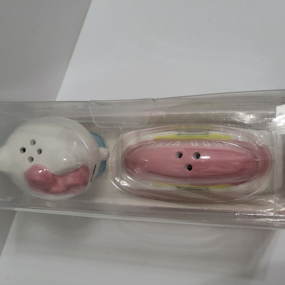 Hello Kitty Pink and White Salt & Pepper Shaker Set - Picture 2 of 4